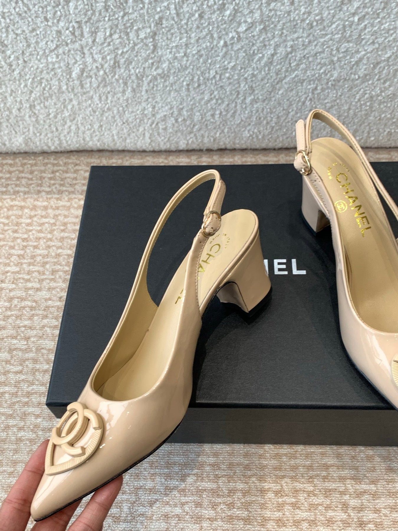 MID-HEEL SLINGBACKS IN BISQUE BEIGE PATENT CALFSKIN