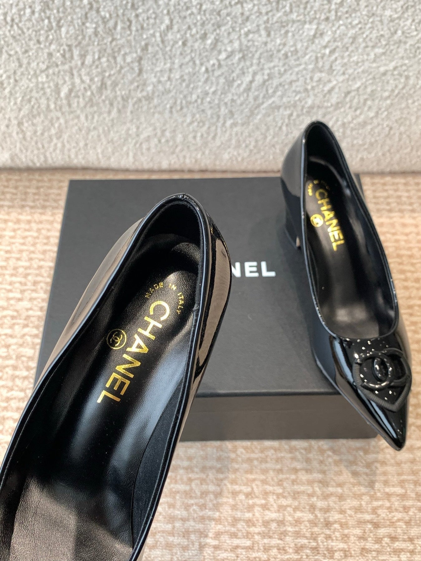 MID-HEEL PUMPS IN BLACK PATENT CALFSKIN