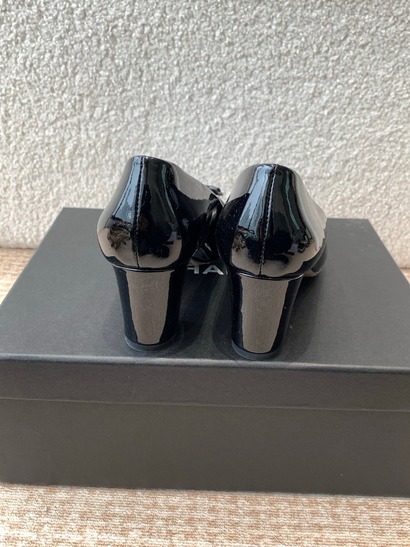 MID-HEEL PUMPS IN BLACK PATENT CALFSKIN