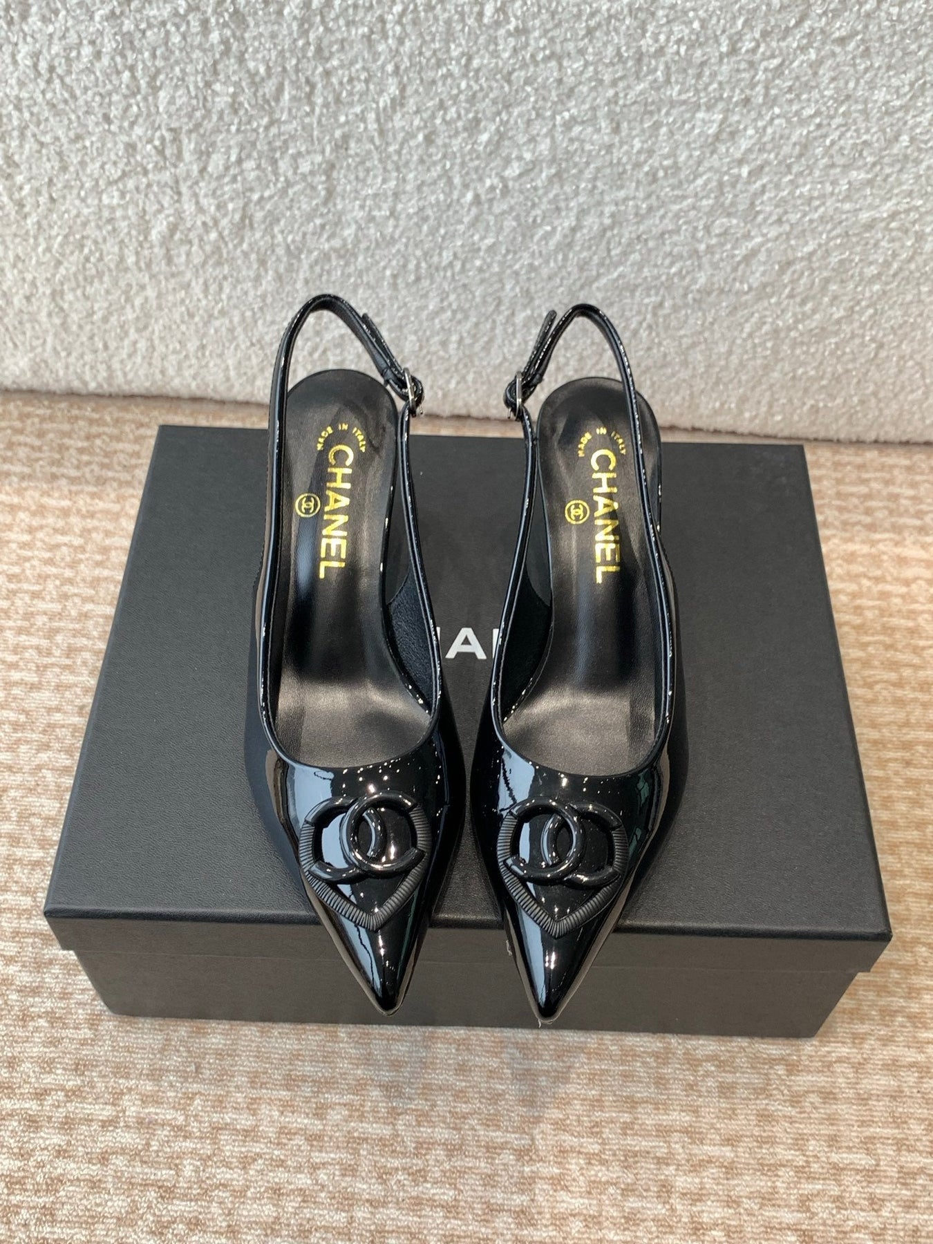 MID-HEEL SLINGBACKS IN BLACK PATENT CALFSKIN