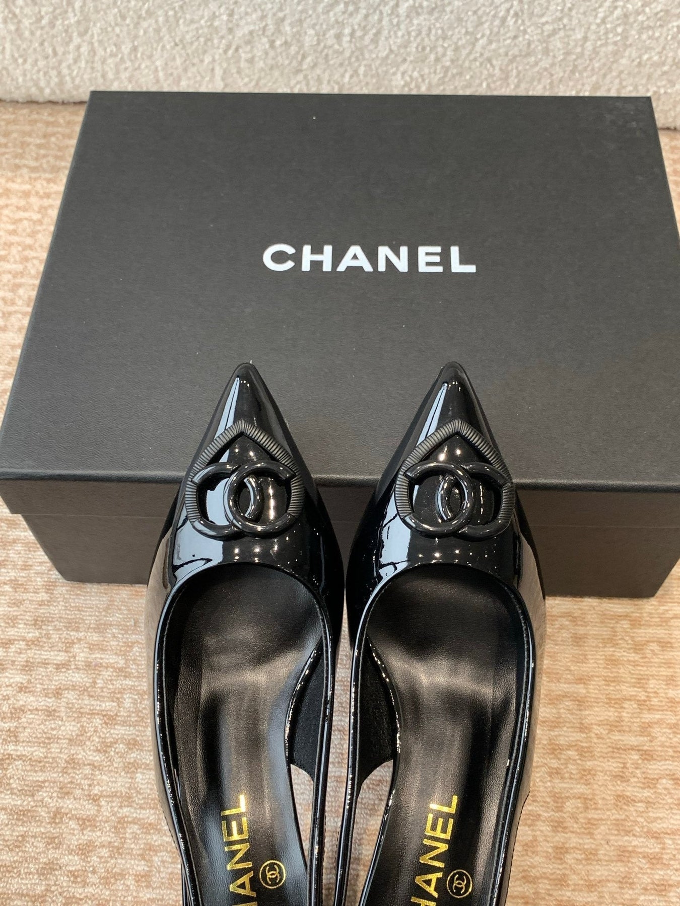 MID-HEEL SLINGBACKS IN BLACK PATENT CALFSKIN