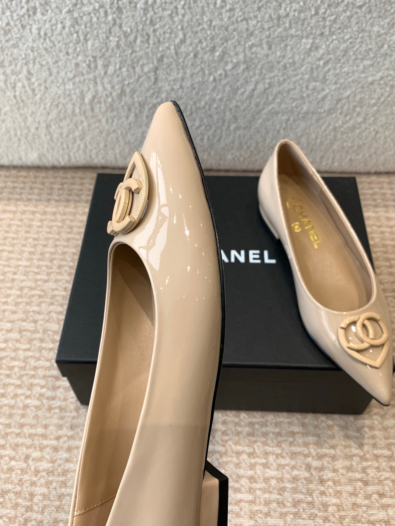 FLAT PUMPS IN BISQUE BEIGE PATENT CALFSKIN
