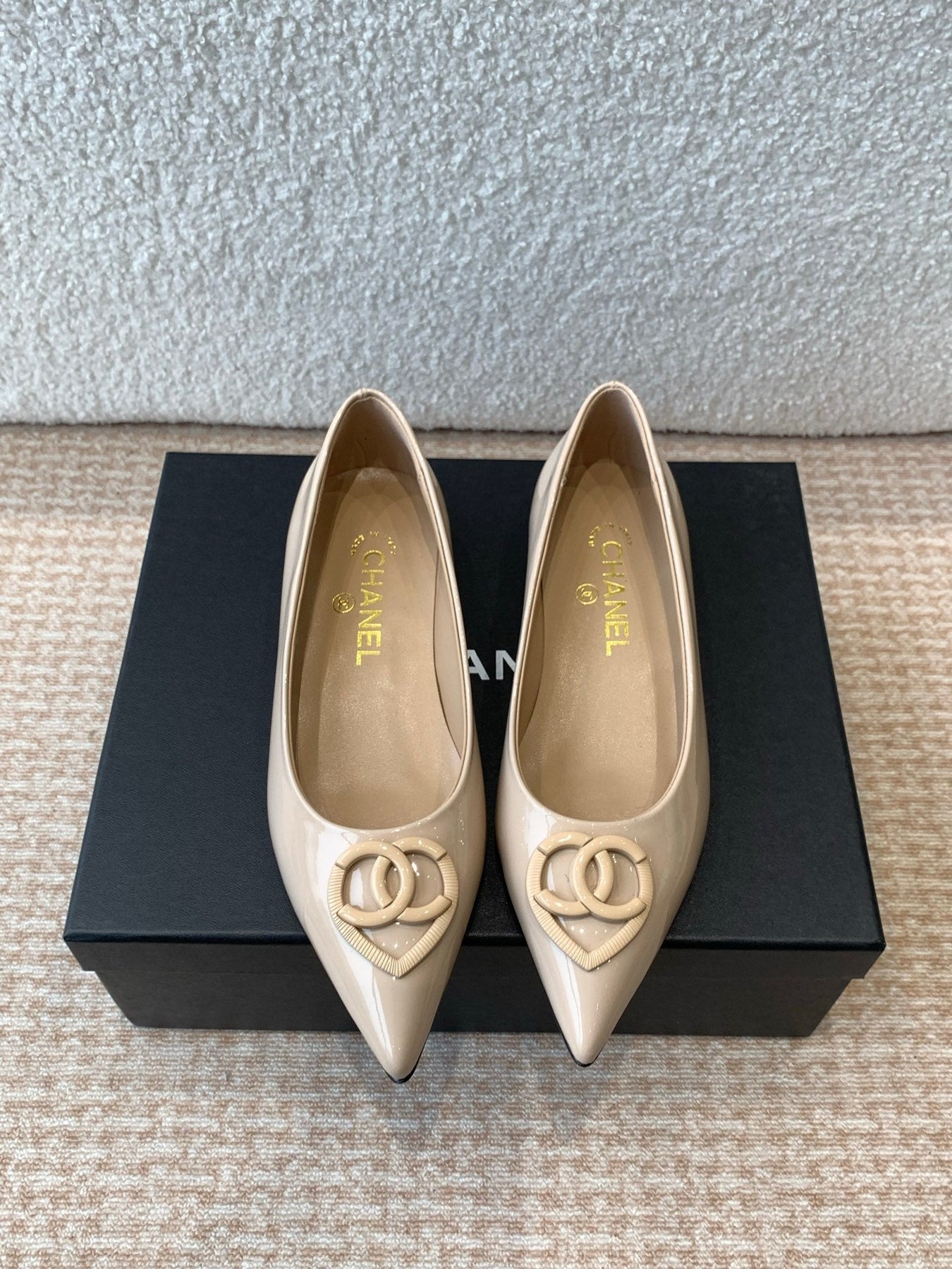 FLAT PUMPS IN BISQUE BEIGE PATENT CALFSKIN