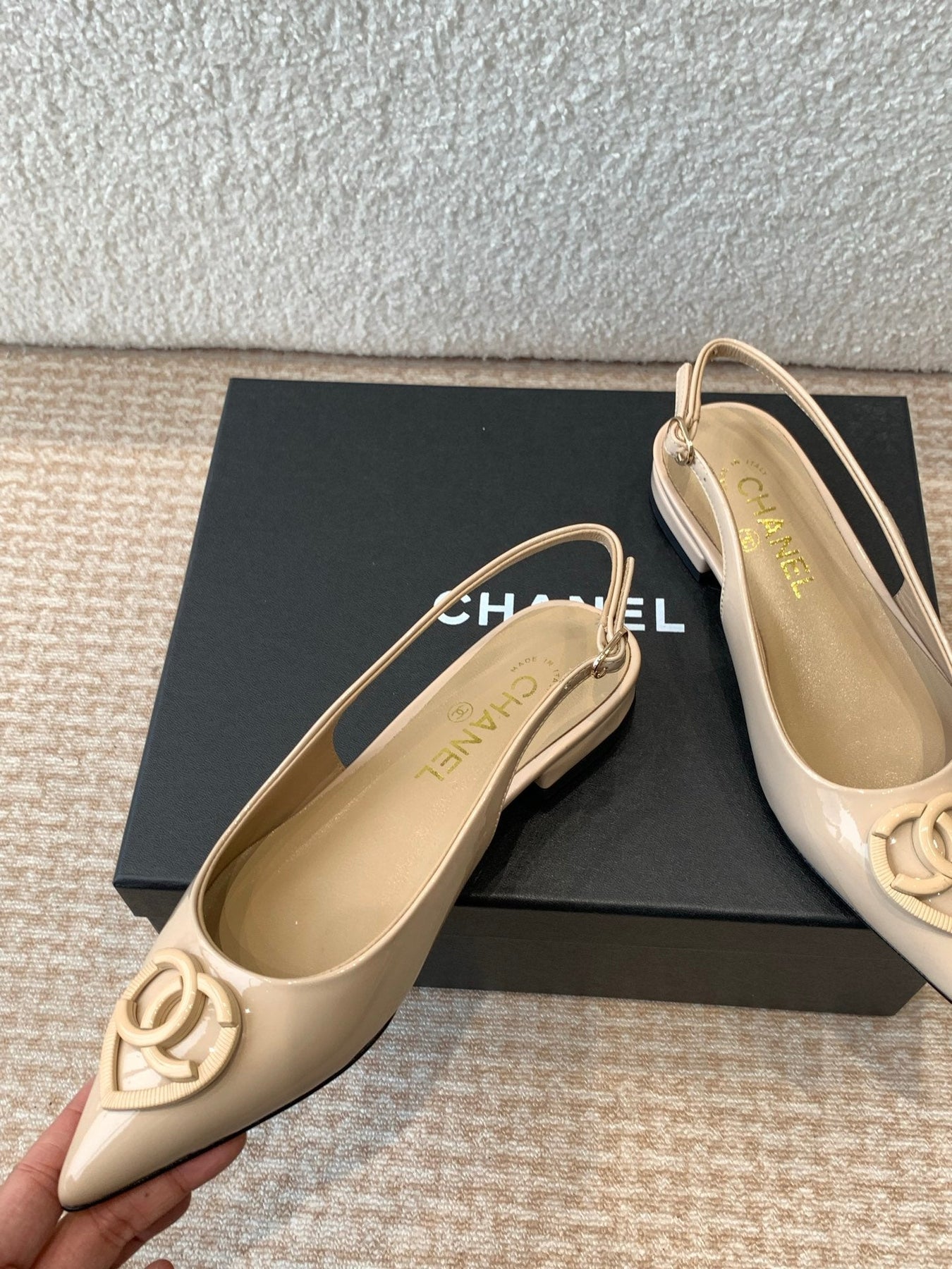 FLAT MULES IN BISQUE BEIGE PATENT CALFSKIN