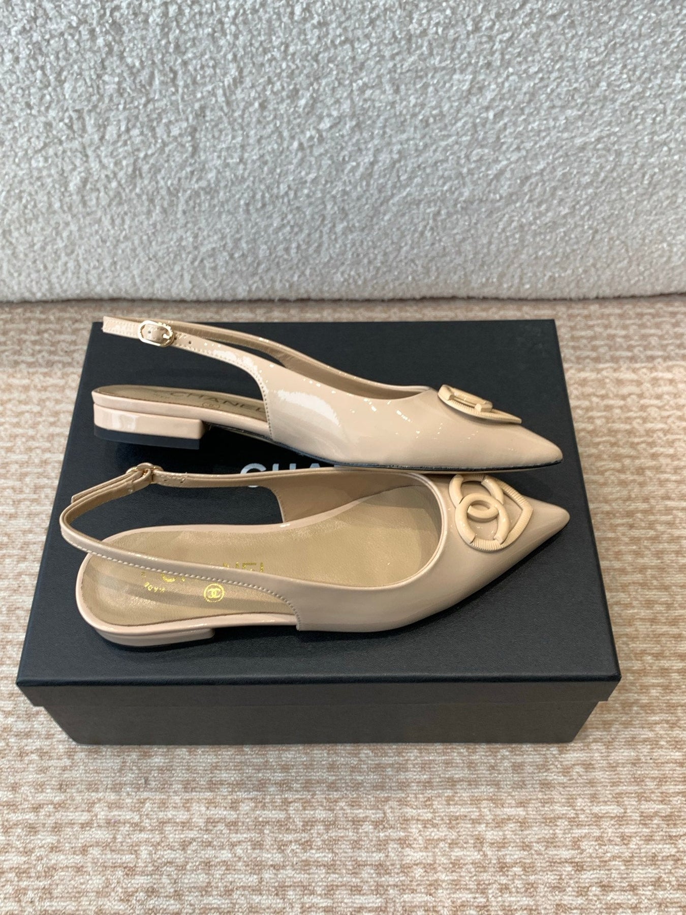 FLAT MULES IN BISQUE BEIGE PATENT CALFSKIN