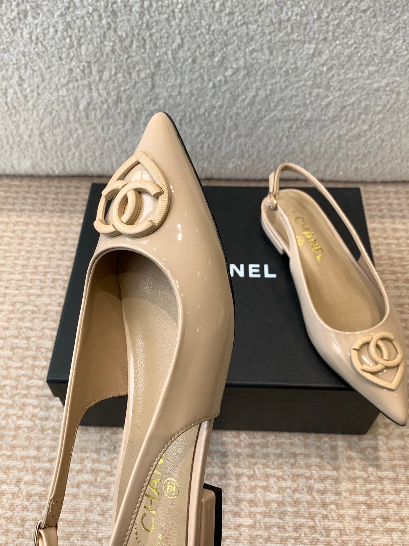 FLAT MULES IN BISQUE BEIGE PATENT CALFSKIN
