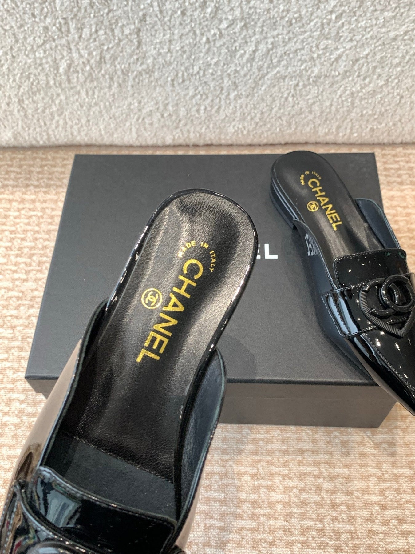 FLAT MULES IN BLACK PATENT CALFSKIN