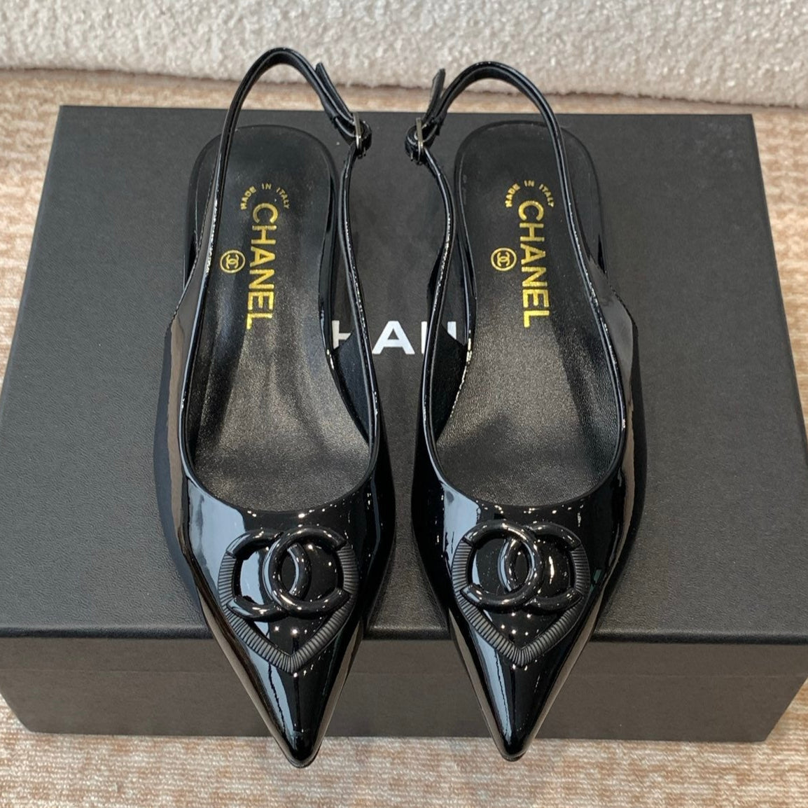 FLAT SLINGBACKS IN BLACK PATENT CALFSKIN