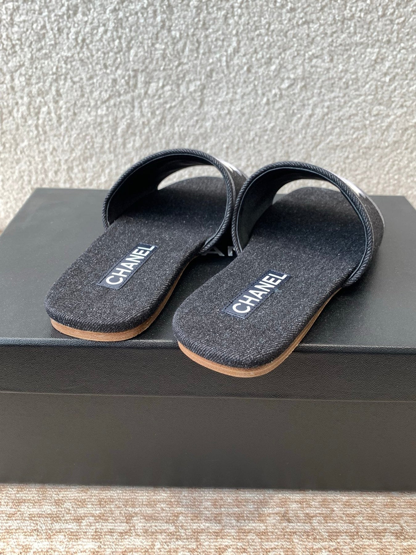 FLAT SLIDE IN BLACK DENIM WITH WHITE LOGO