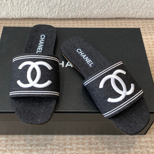 FLAT SLIDE IN BLACK DENIM WITH WHITE LOGO