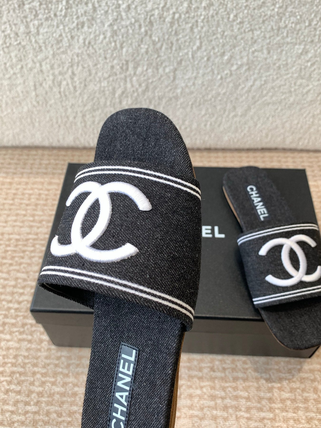 FLAT SLIDE IN BLACK DENIM WITH WHITE LOGO