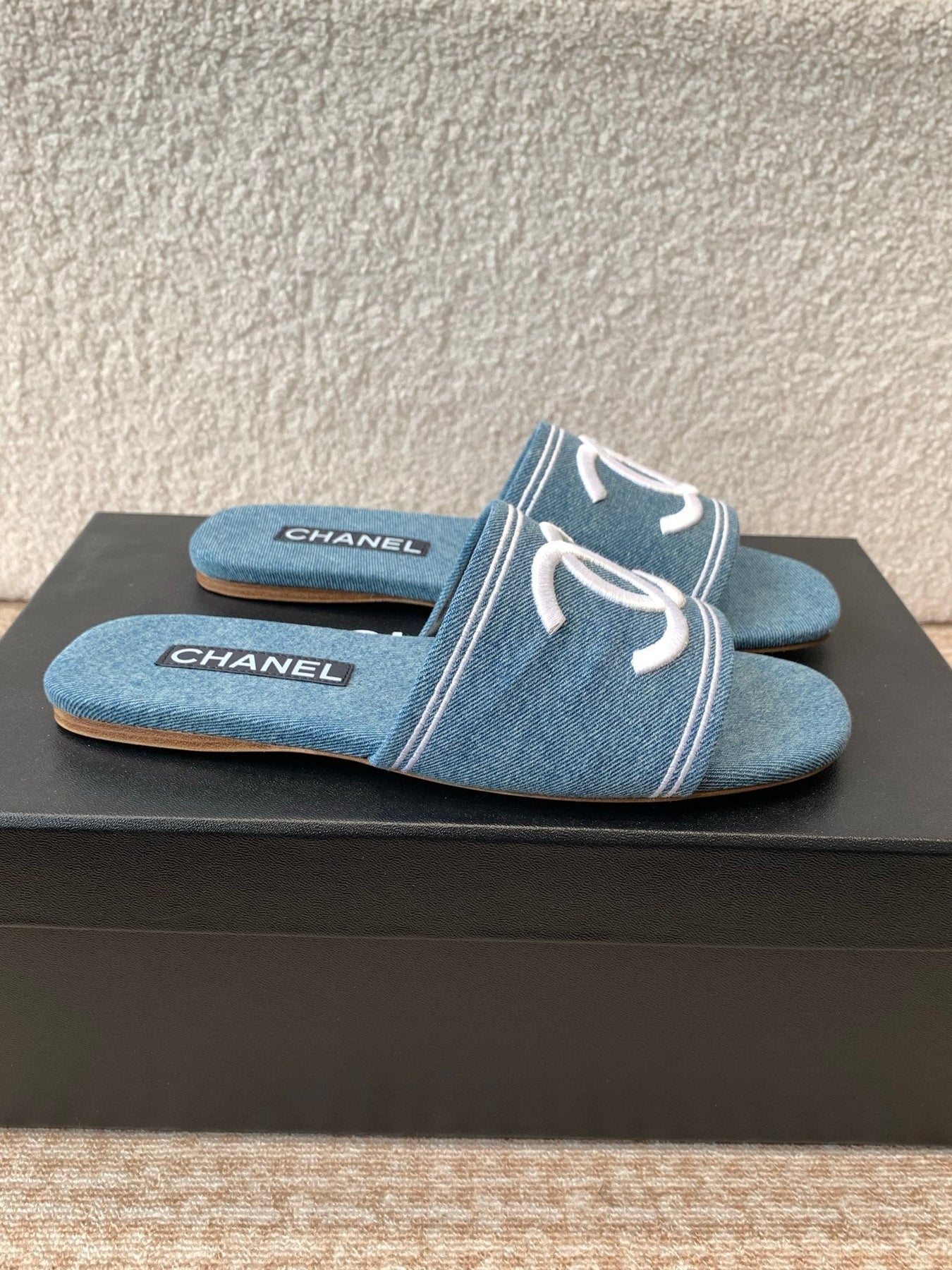 FLAT SLIDE IN AEGEAN BLUE DENIM WITH WHITE LOGO