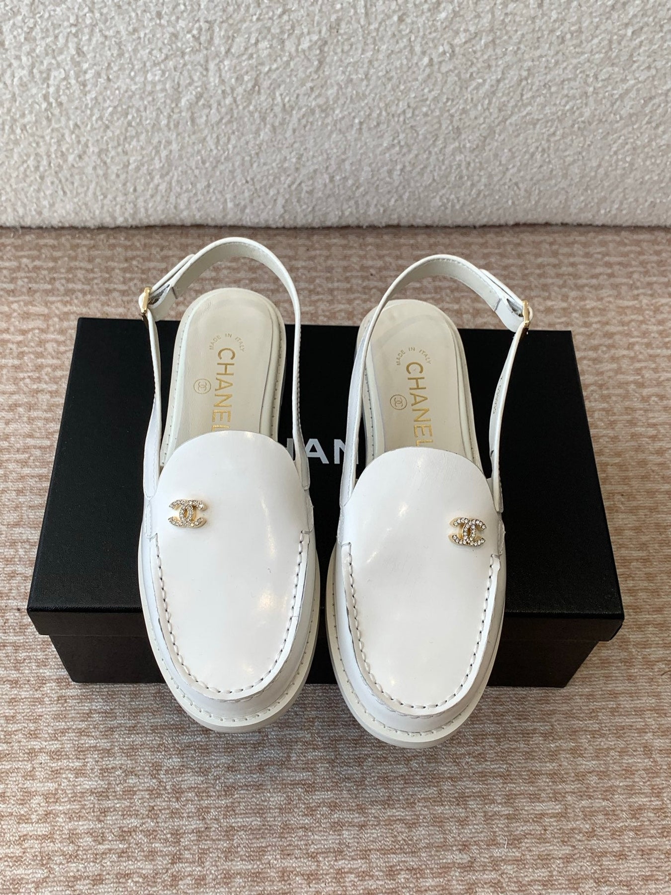 CC MOCCASIN SLINGBACK IN WHITE PATENT CALFSKIN