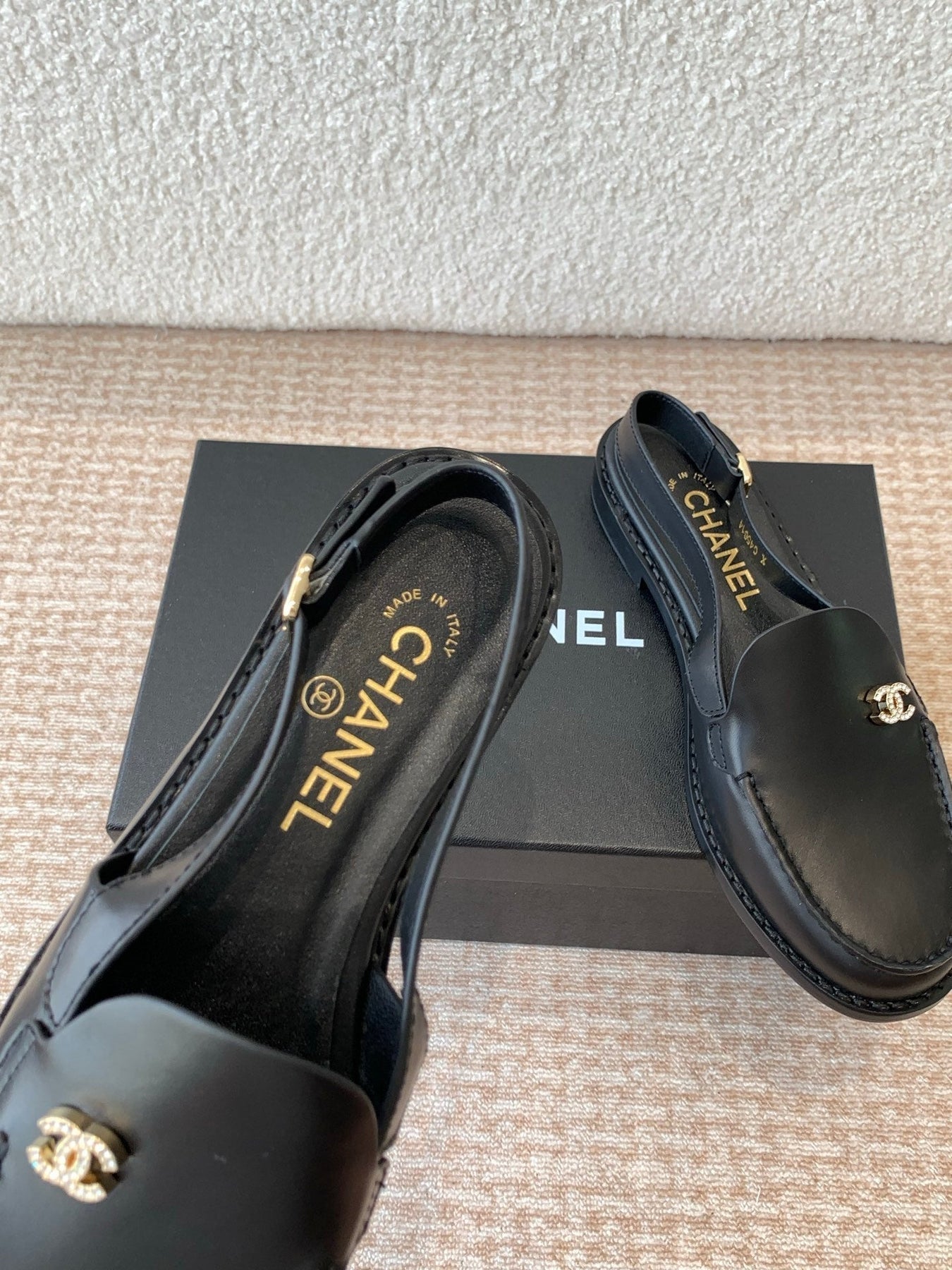 CC MOCCASIN SLINGBACK IN BLACK CALFSKIN