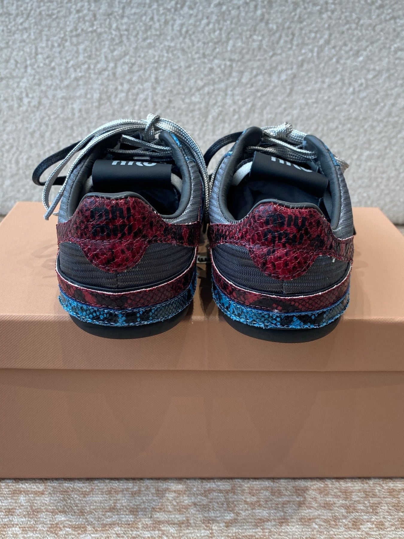 GYMNASIUM SNEAKER IN BLACK FABRIC AND BLUE SNAKE EFFECT CALFSKIN