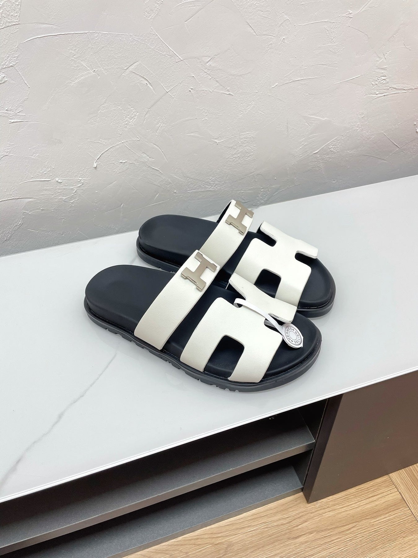 CHYPRE SANDAL WHITE LAMBSKIN WITH H BUCKLE