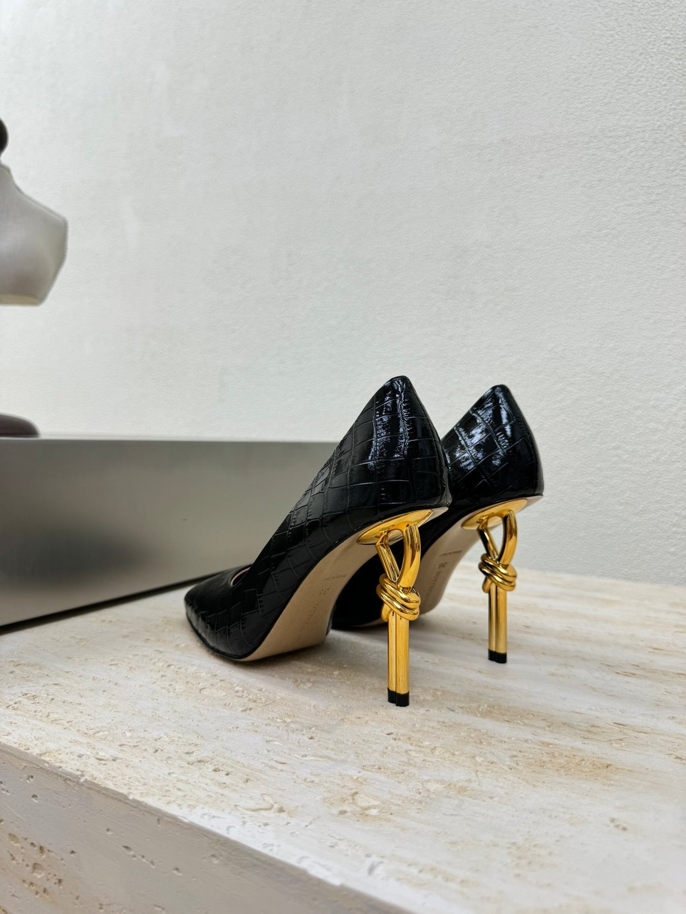 KNOT HIGH PUMP IN BLACK CALFSKIN WITH WOVEN DESIGN AND GOLD METAL HEEL 9 CM