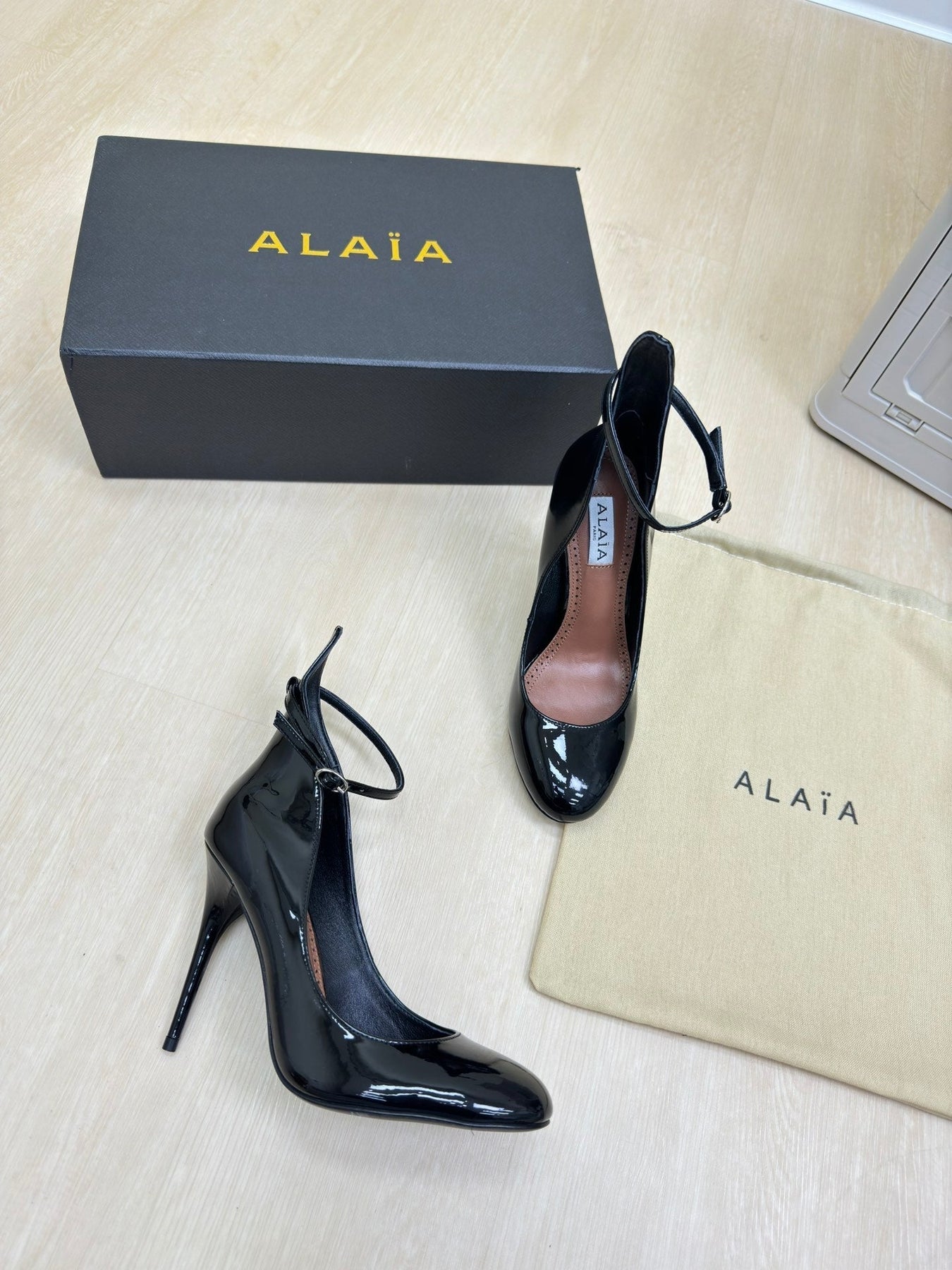 DECOLLETE PUMPS IN BLACK PATENT CALFSKIN