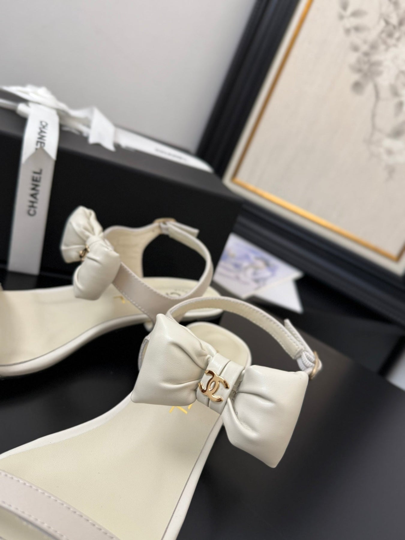 FLAT SANDALS IN WHITE CALFSKIN WITH BOW