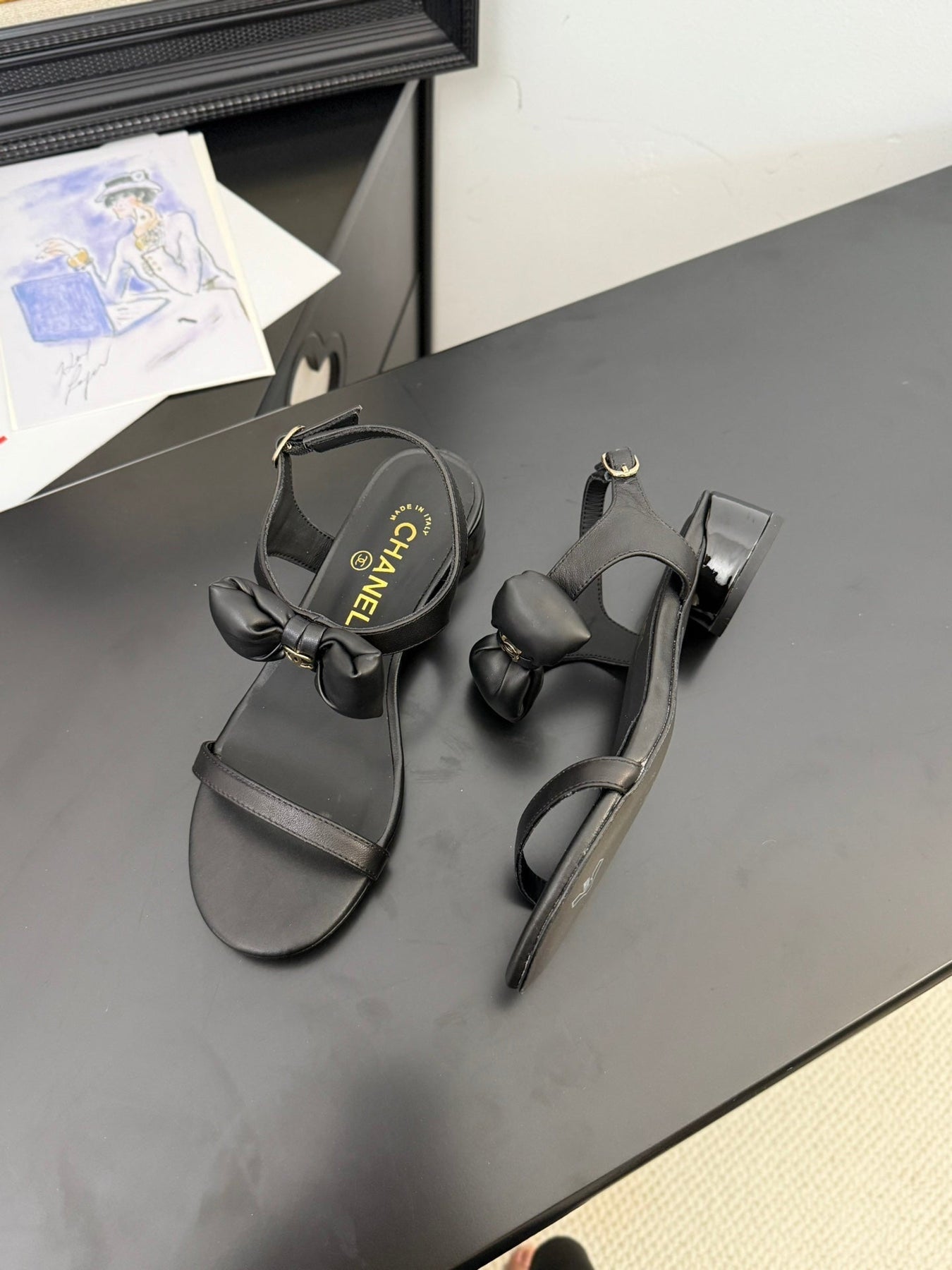 FLAT SANDALS IN BLACK CALFSKIN WITH BOW