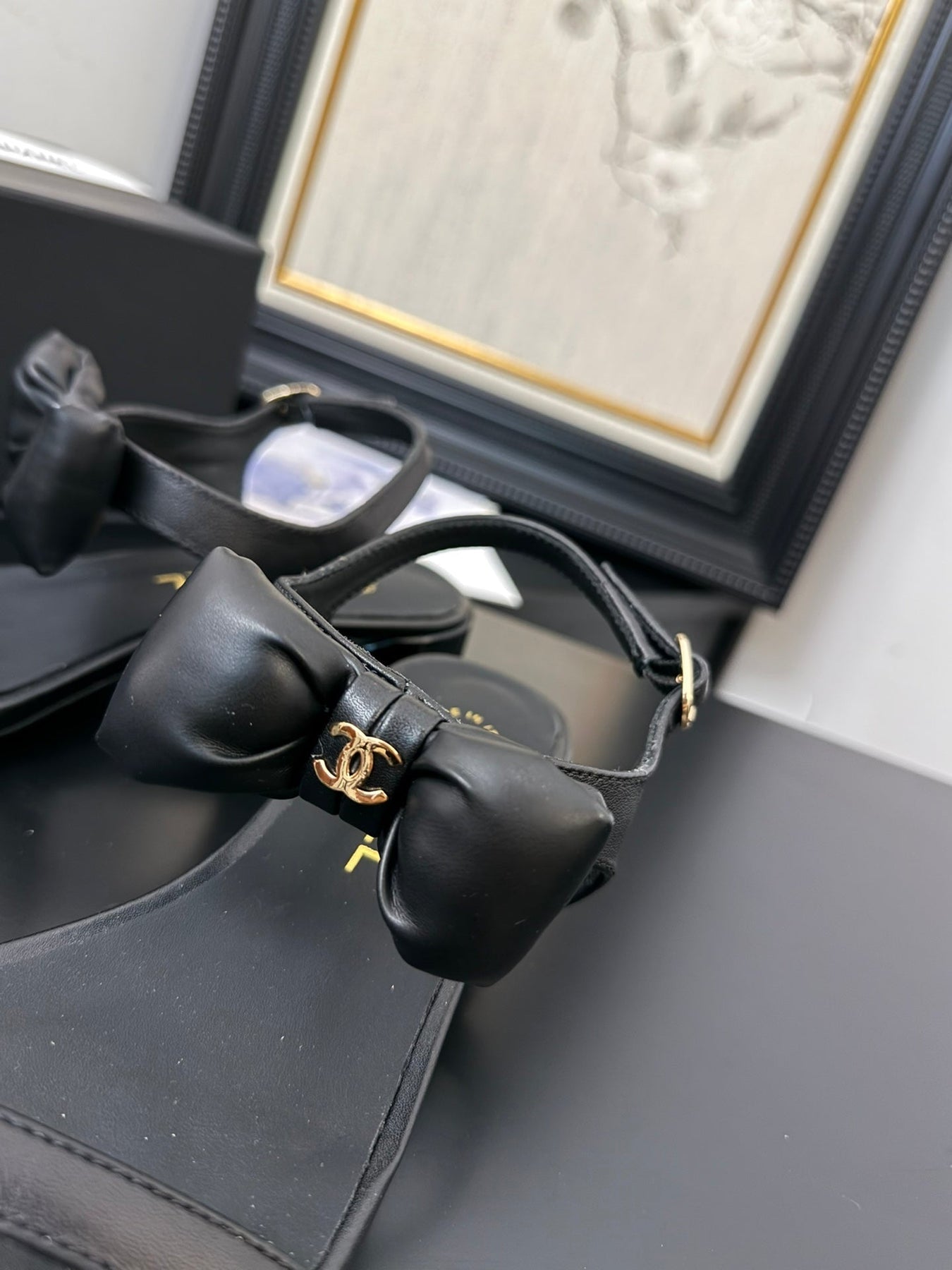 FLAT SANDALS IN BLACK CALFSKIN WITH BOW