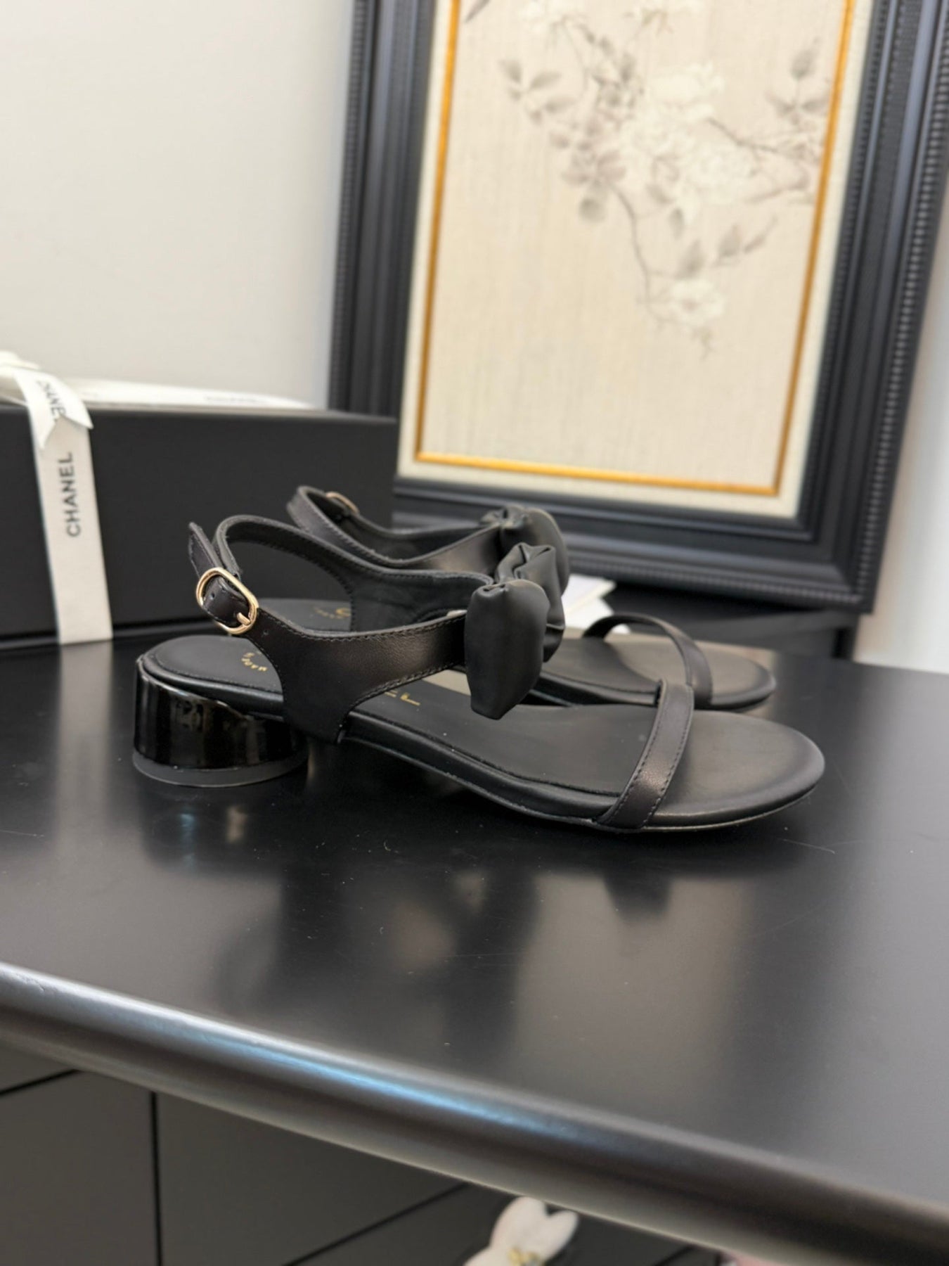 FLAT SANDALS IN BLACK CALFSKIN WITH BOW