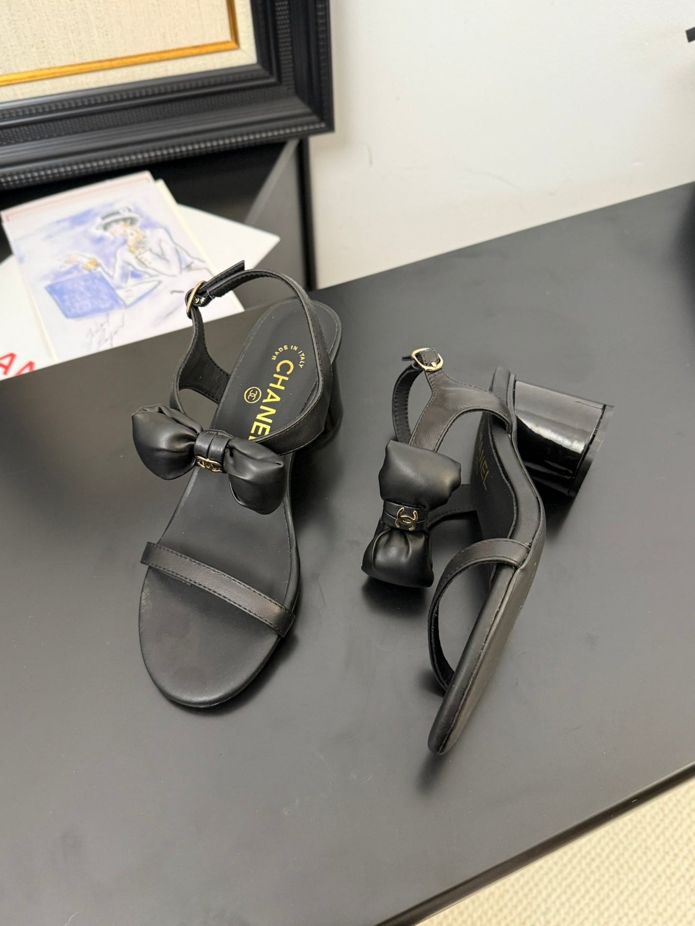 MID HEEL SANDALS IN BLACK CALFSKIN WITH BOW