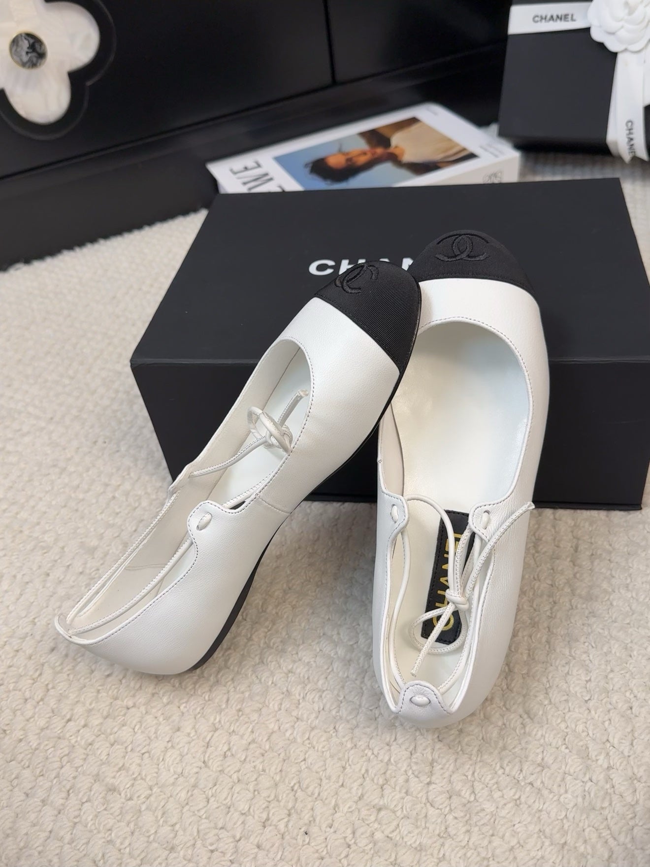 FLAT MARY JANE PUMPS IN WHITE LAMBSKIN MIX BLACK FABRIC