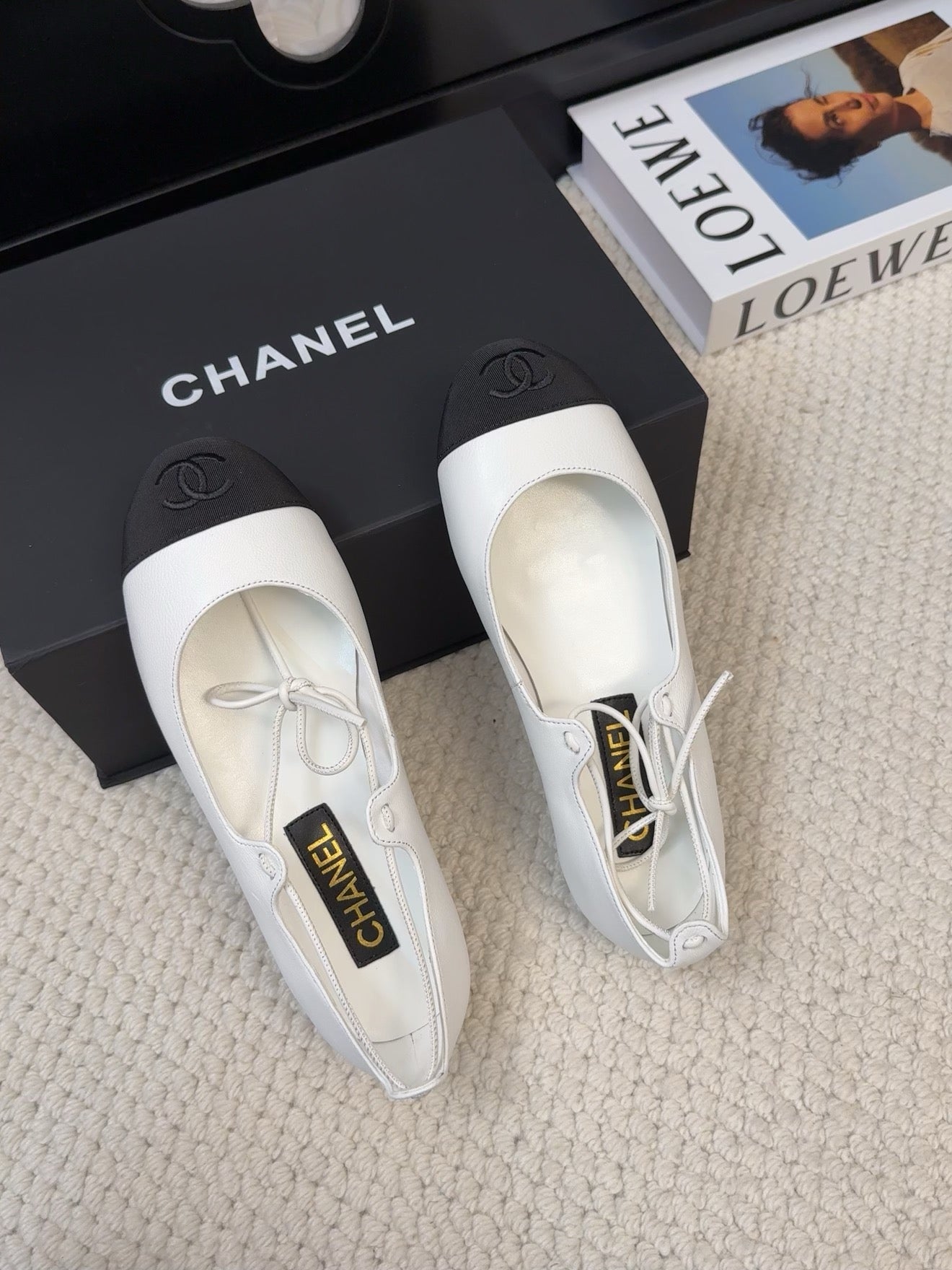 FLAT MARY JANE PUMPS IN WHITE LAMBSKIN MIX BLACK FABRIC