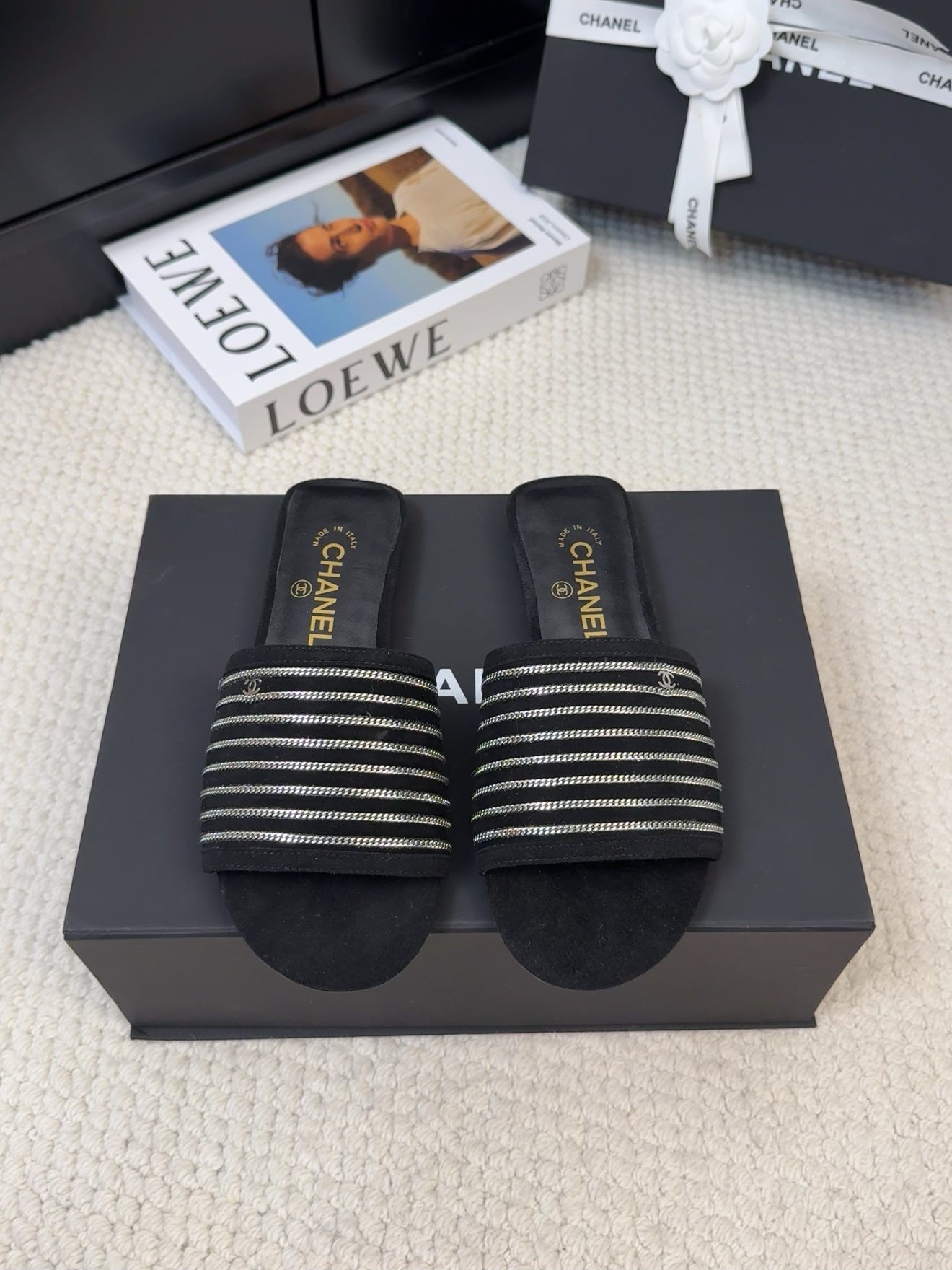 FLAT SLIDE IN BLACK SUEDE WITH SILVER CHAIN