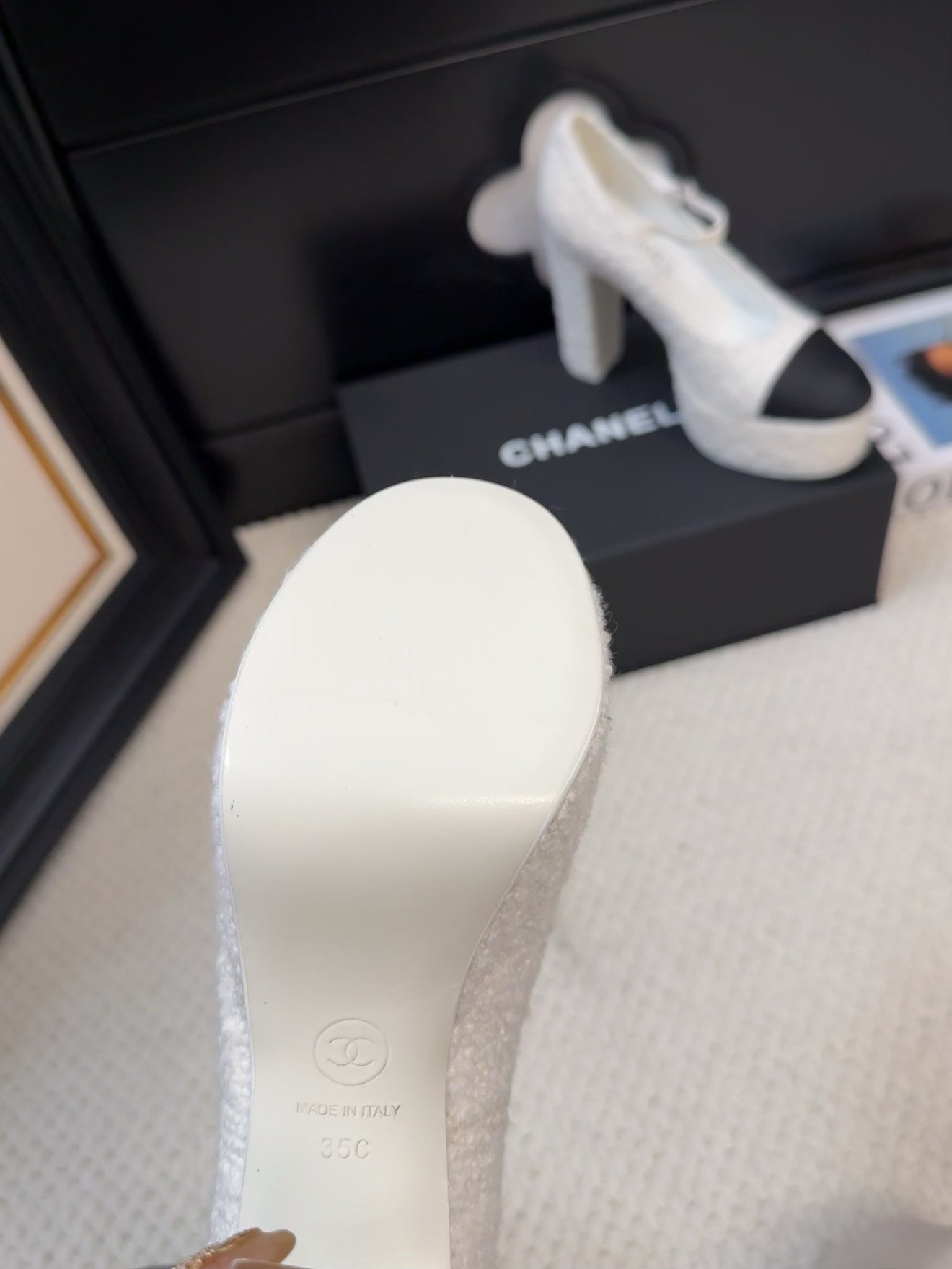 FLATFORM SANDAL IN WHITE TWEED AND BLACK FABRIC