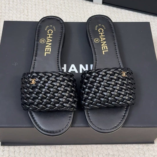 FLAT SLIDES IN BLACK LAMBSKIN
