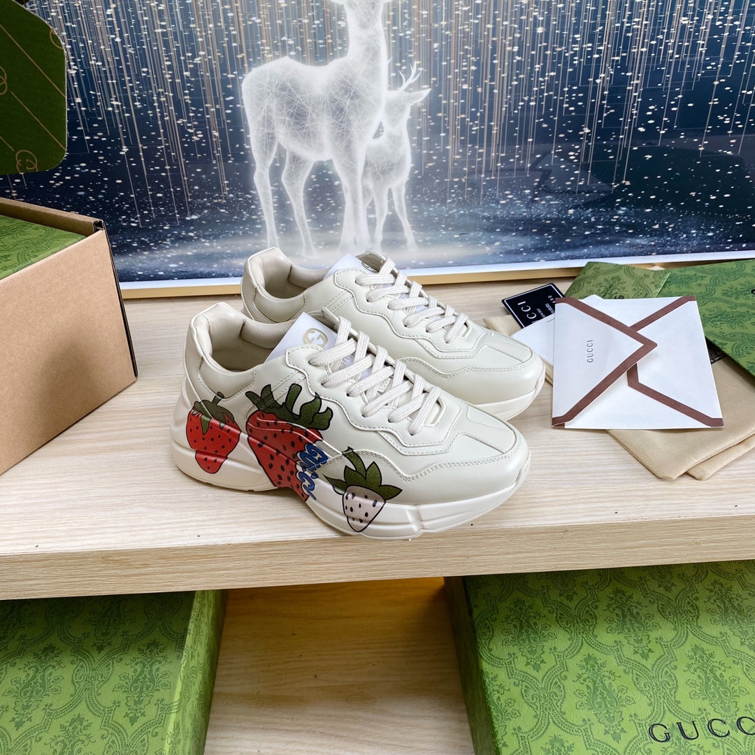 GG COUPLE TRAINER WHITE CALFSKIN WITH STRAWBERRY ICON