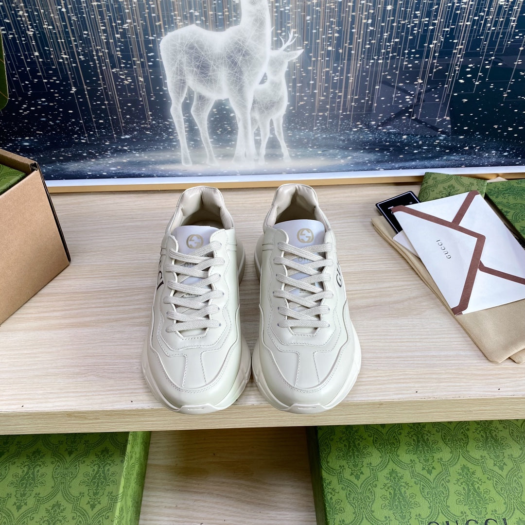 GG COUPLE TRAINER WHITE CALFSKIN WITH TWO CATS ICON