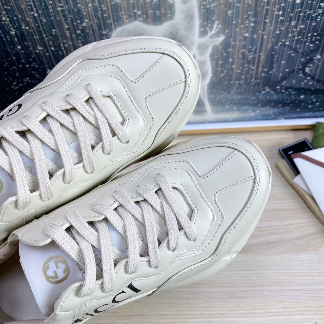 GG COUPLE TRAINER WHITE CALFSKIN WITH TWO CATS ICON