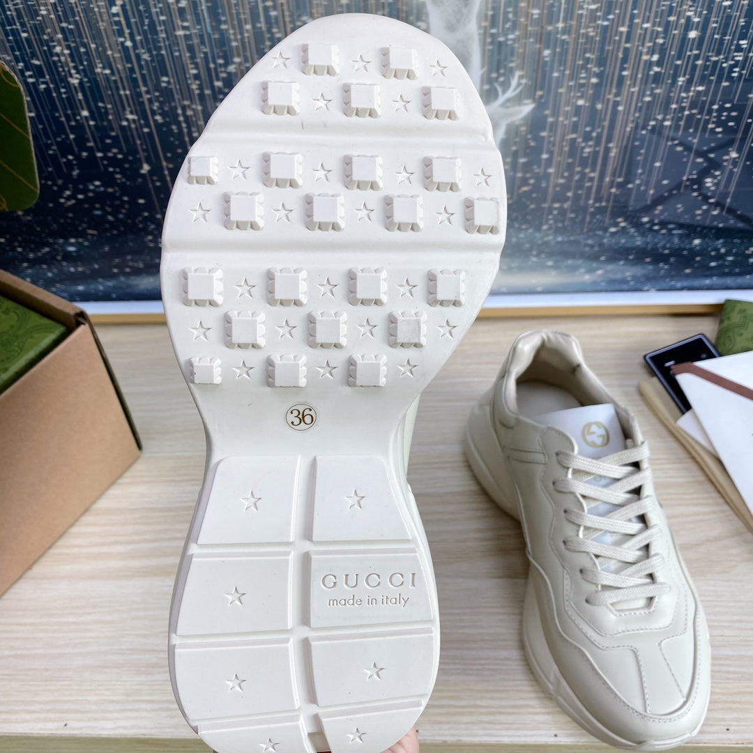 GG COUPLE TRAINER WHITE CALFSKIN WITH TWO CATS ICON