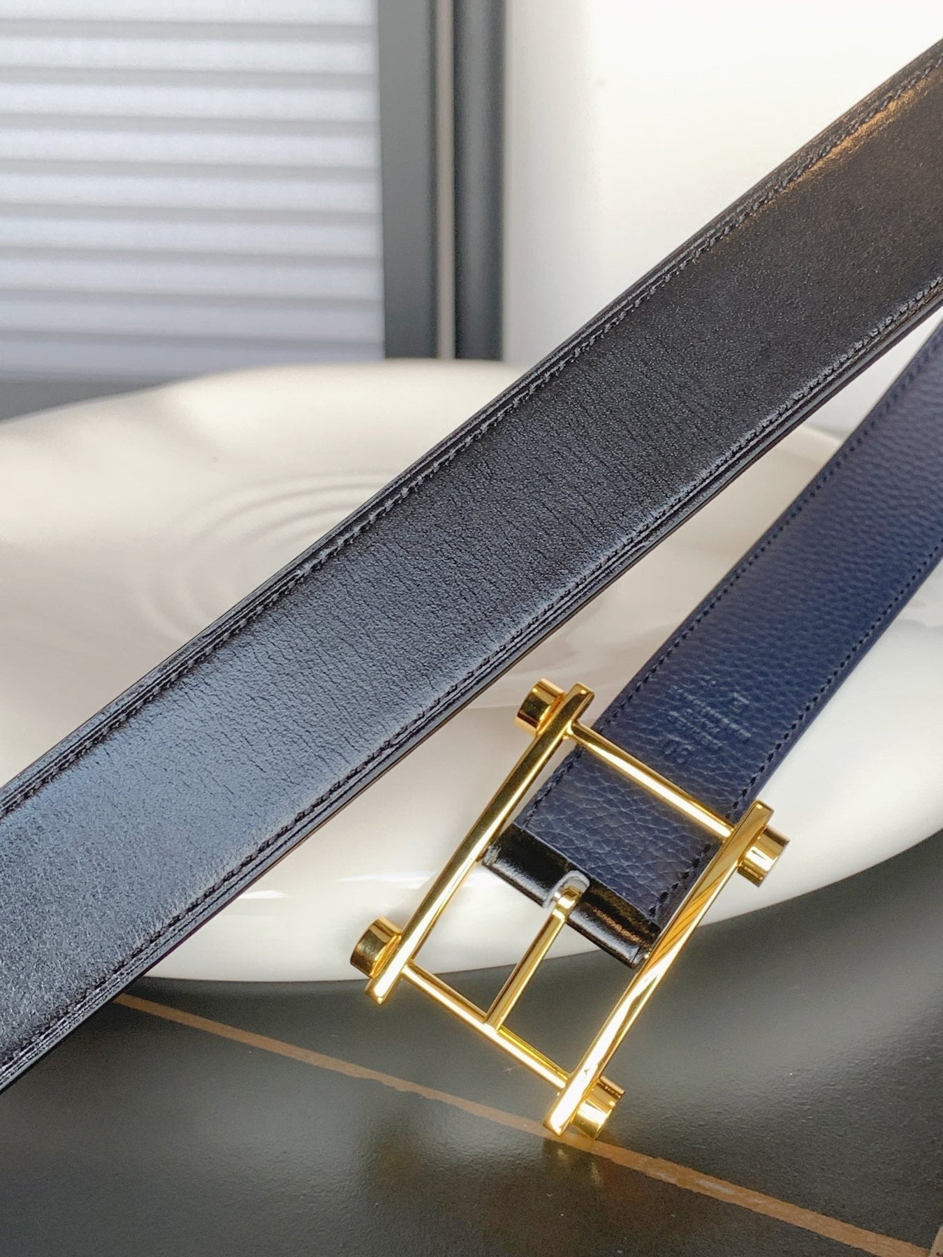 HM REVERSIBLE NAVY BLUE LEATHER STRAP 32 MM GOLD HARDWARE