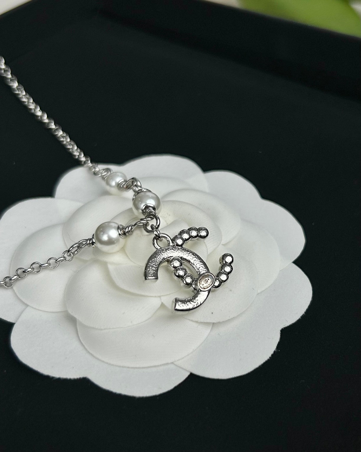 CC NECKLACE IN SILVER CHAIN WITH WHITE PEARL AND CRYSTAL EMBELLISHED LOGO