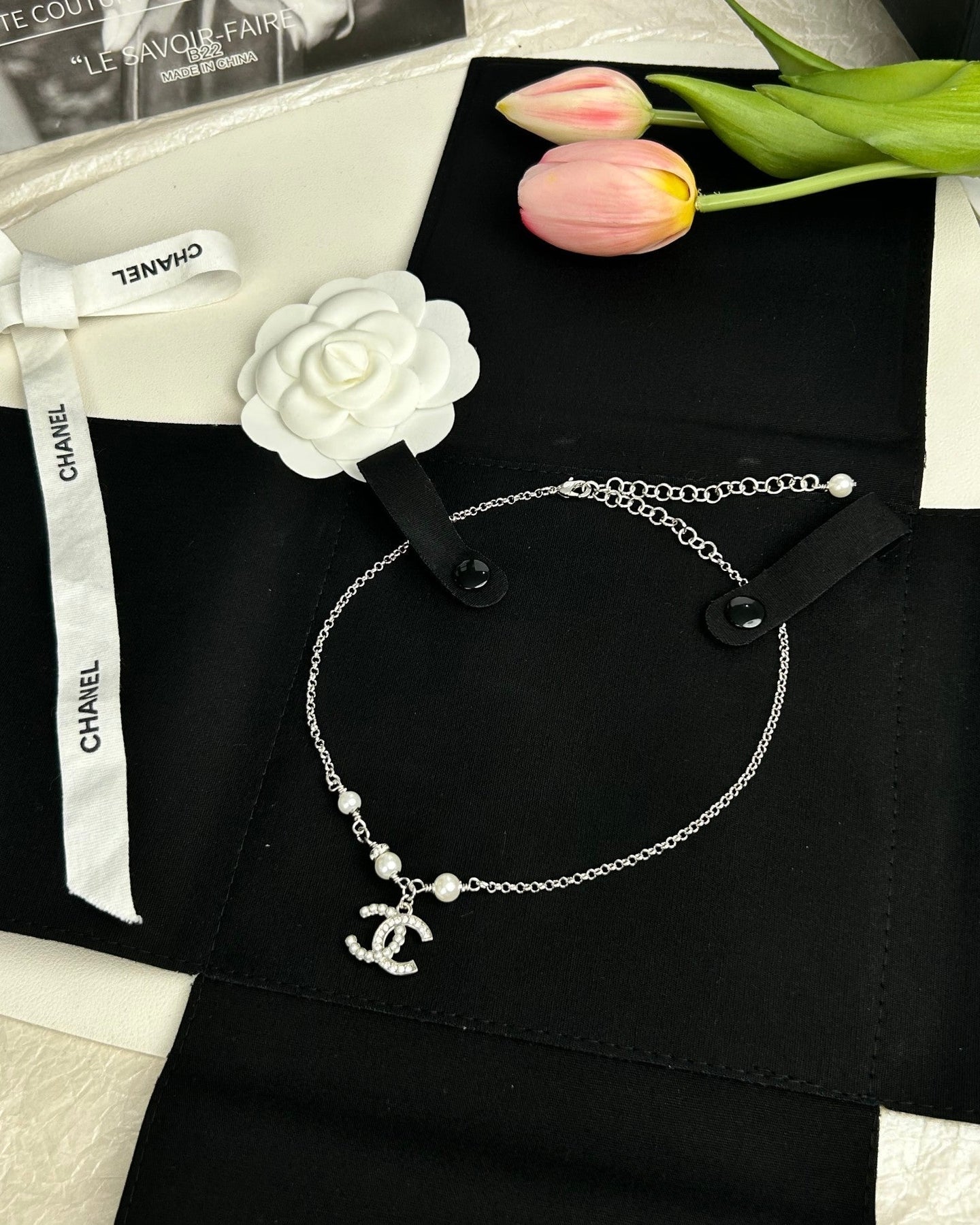 CC NECKLACE IN SILVER CHAIN WITH WHITE PEARL AND CRYSTAL EMBELLISHED LOGO