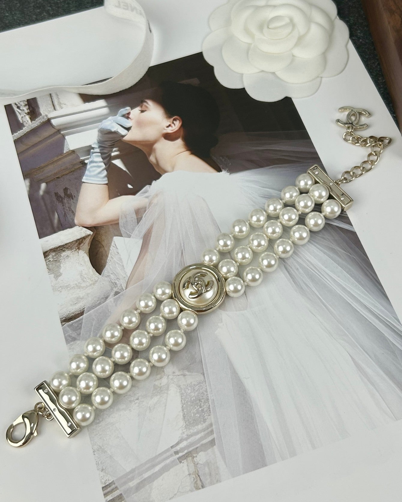 CC ROUND BUTTON RESIN BRACELET WITH THREE LAYERS OF PEARLS