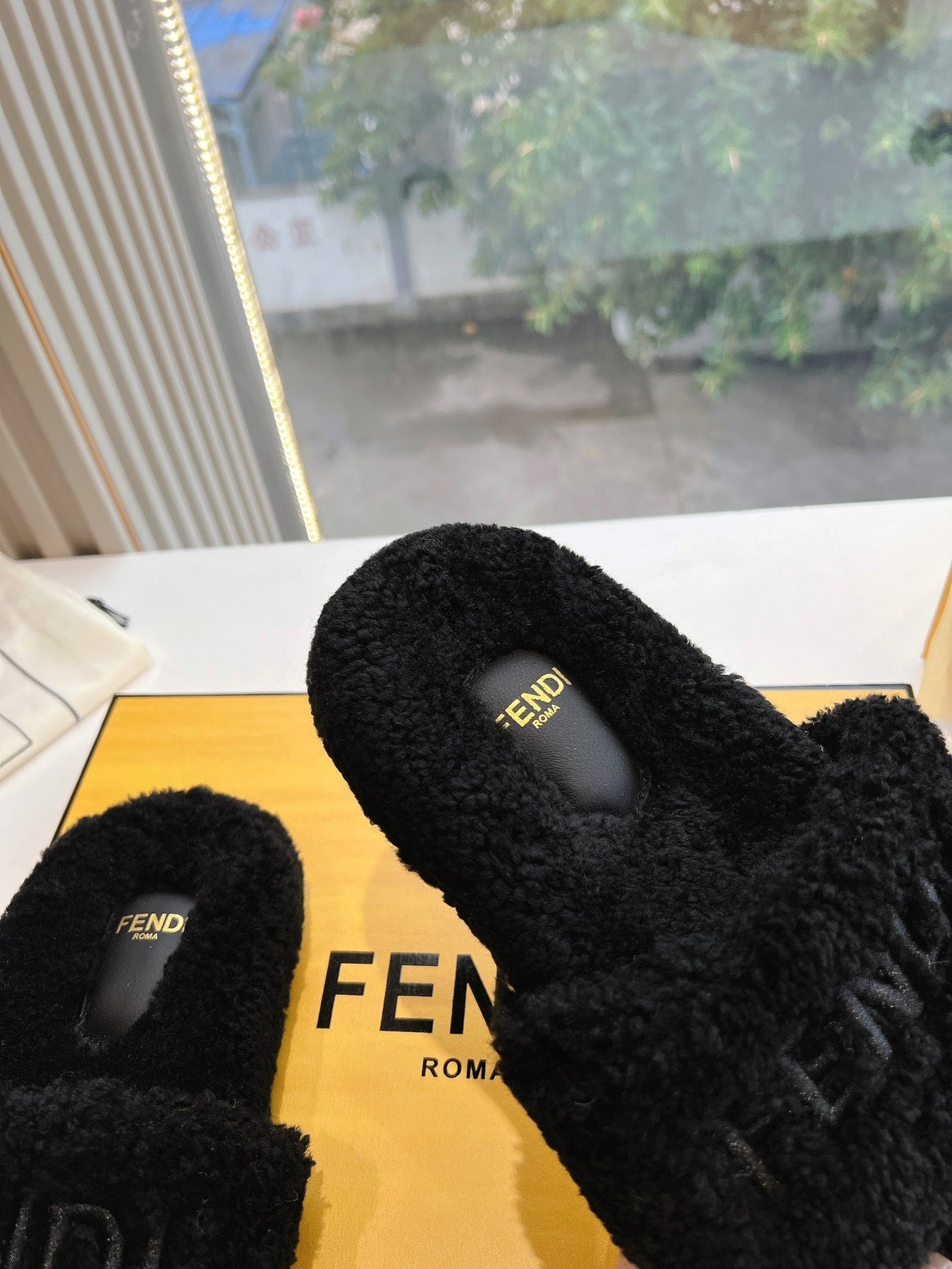 FLAT SLIDE IN BLACK FLEECE