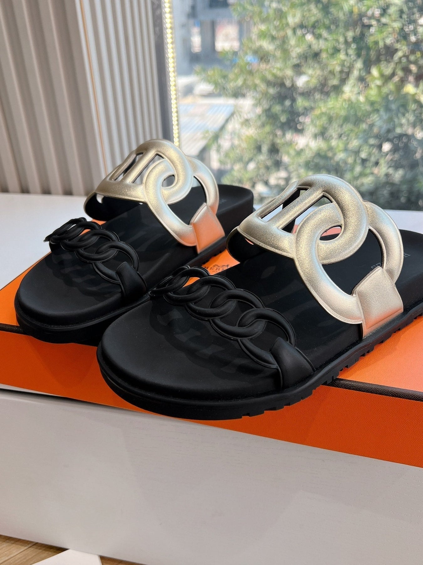 EXTRA SANDAL IN GOLD MIX BLACK CALFSKIN