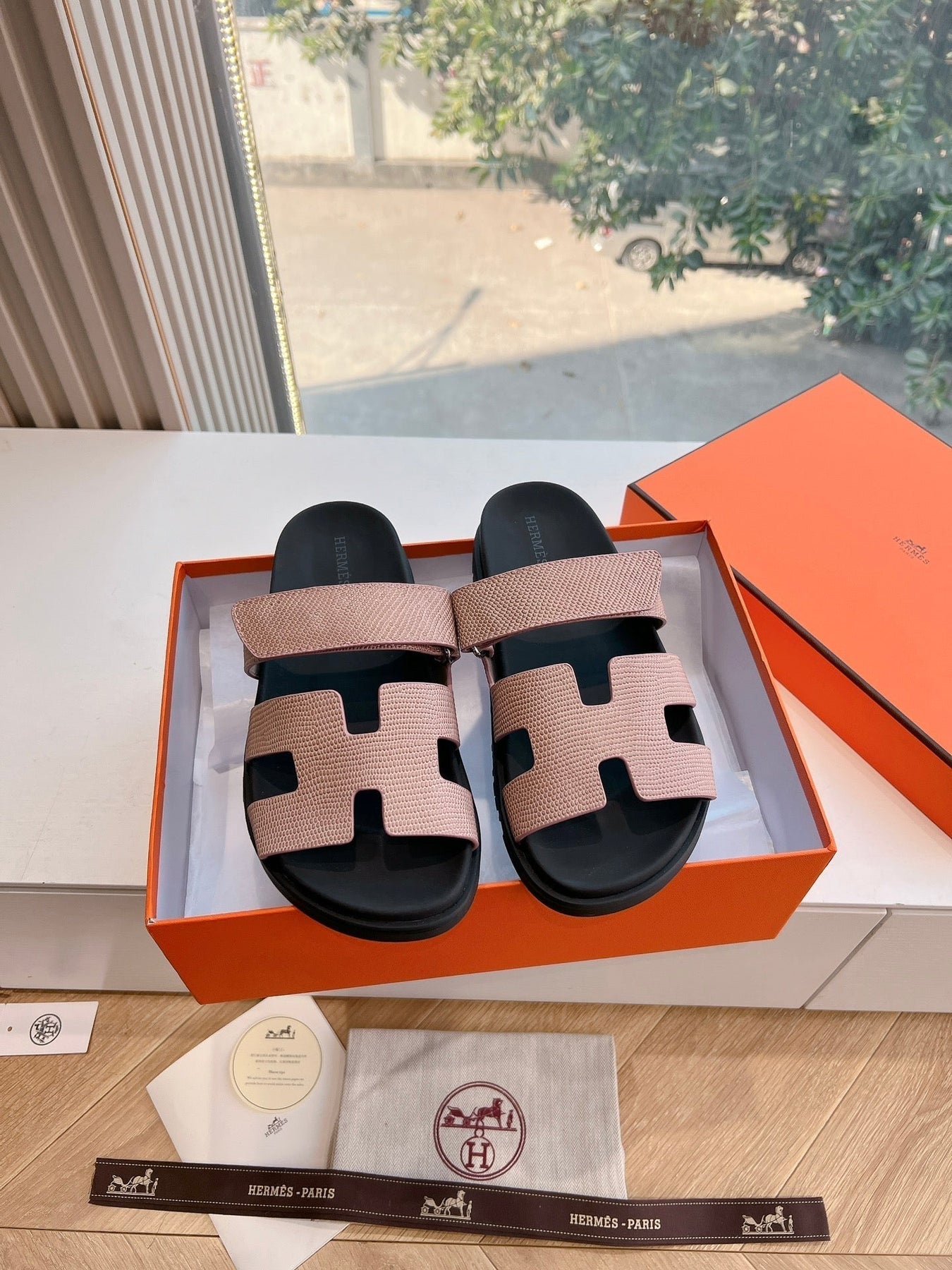 CHYPRE SANDAL IN PEACH PINK SHINY GRAINED CALFSKIN