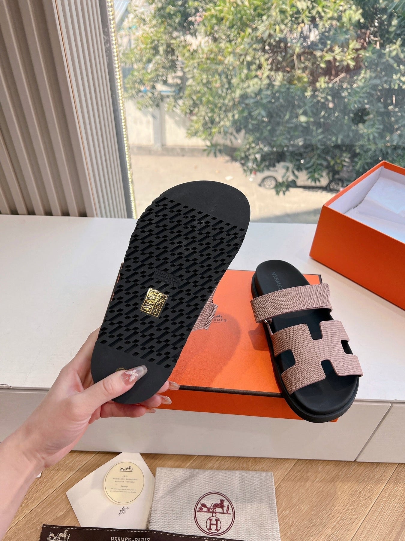 CHYPRE SANDAL IN PEACH PINK SHINY GRAINED CALFSKIN