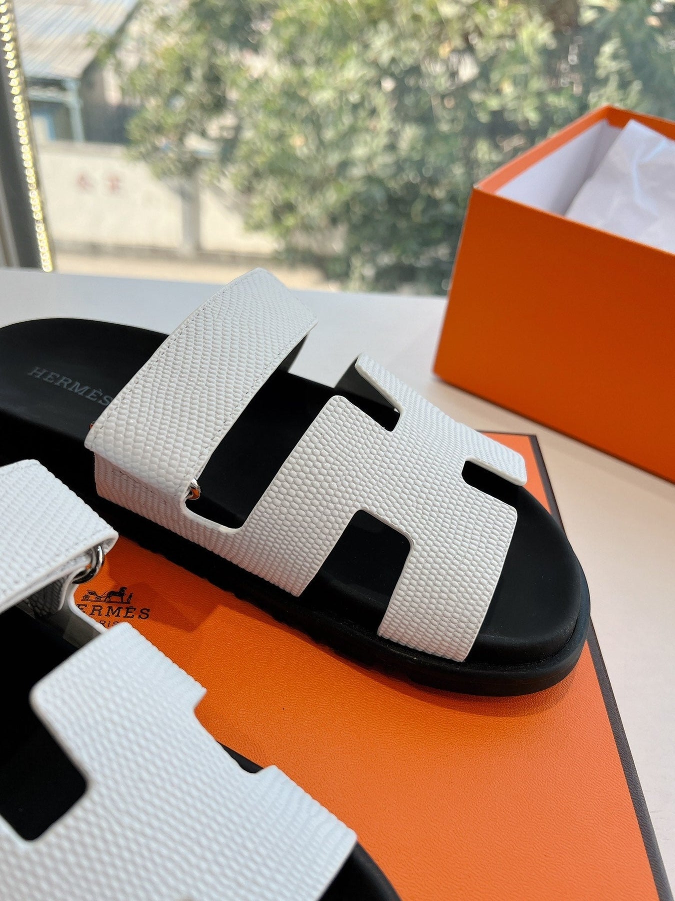 CHYPRE SANDAL IN WHITE SHINY GRAINED CALFSKIN