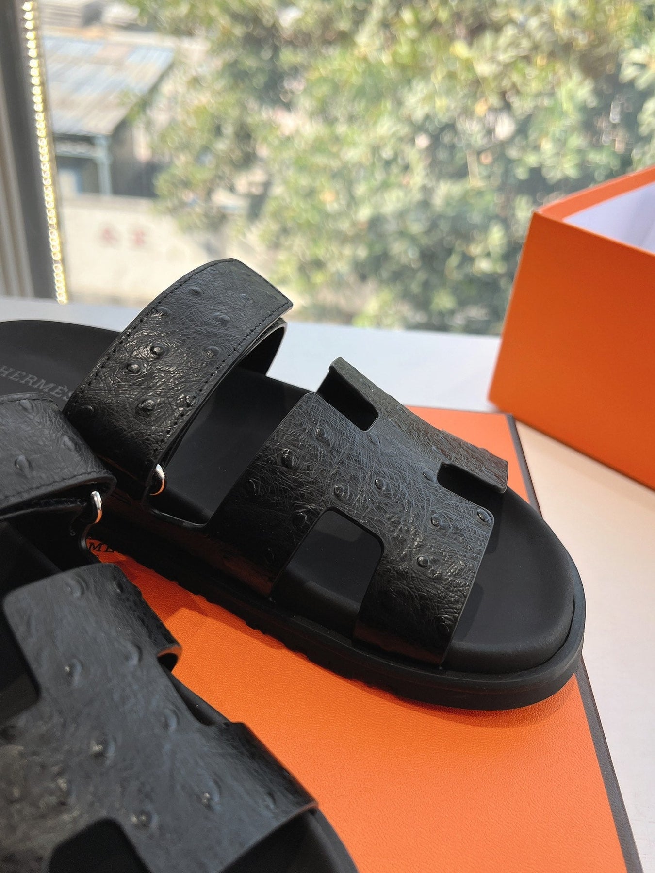 CHYPRE SANDAL IN BLACK GRAINED CALFSKIN