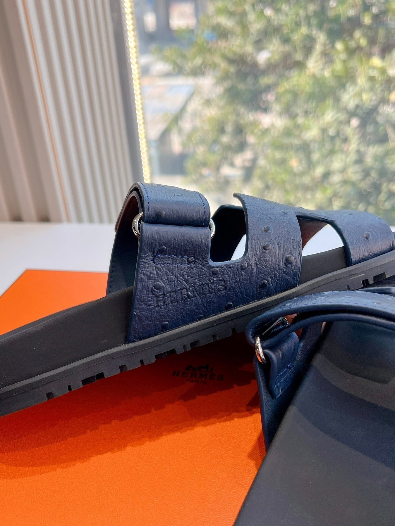 CHYPRE SANDAL IN BLACK GRAINED CALFSKIN