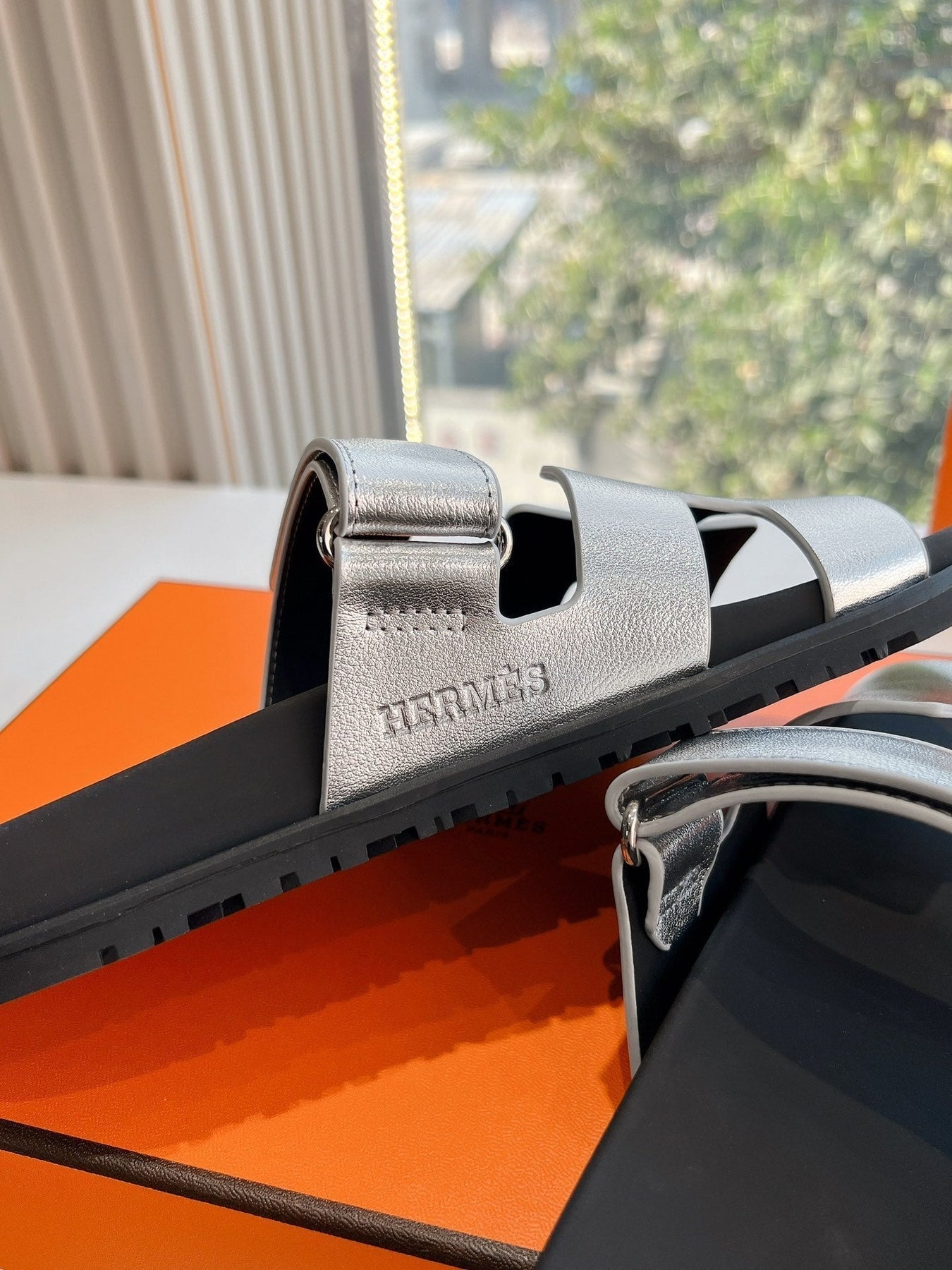 CHYPRE SANDAL IN SILVER METALLIC CALFSKIN