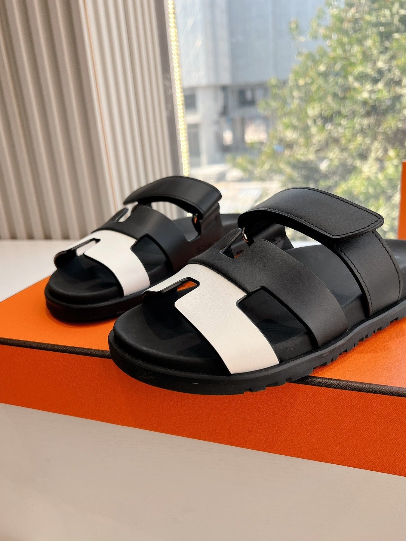 CHYPRE SANDAL IN BLACK MIX WHITE CALFSKIN