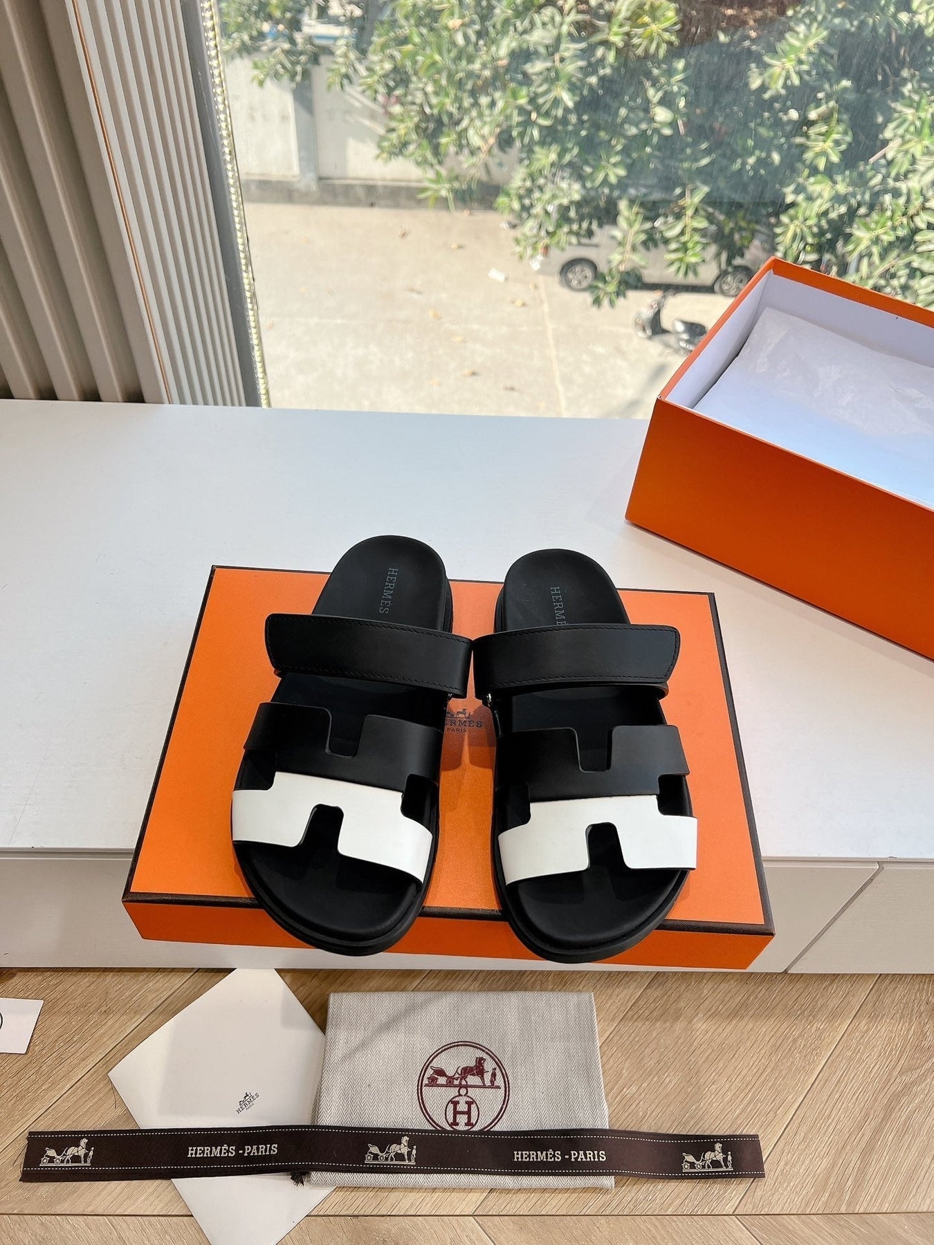 CHYPRE SANDAL IN BLACK MIX WHITE CALFSKIN